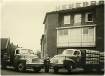 253102 Melkfabriek Hemepro aan de Beelsstraat met op de voorgrond twee vrachtwagens van het bedrijf. De chauffeur in de ...