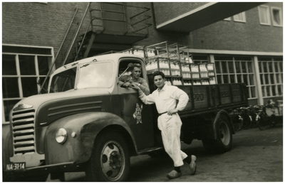 253103 Het laden of lossen van de vrachtwagens bij melkfabriek Hemepro aan de Beelsstraat. Met Jan van Aerle als ...