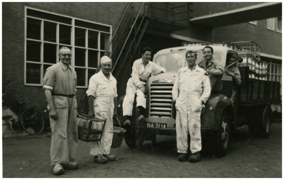 253104 Het laden of lossen van de vrachtwagens bij melkfabriek Hemepro aan de Beelsstraat. Met Jan van Aerle als ...