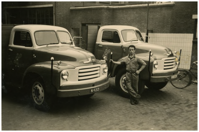 253105 Het laden of lossen van de vrachtwagens bij melkfabriek Hemepro aan de Beelsstraat, 1955 - 1965