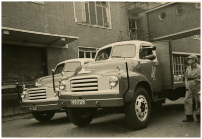 253106 Het laden of lossen van de vrachtwagens bij melkfabriek Hemepro aan de Beelsstraat, tussen februari 1950 en 31 ...