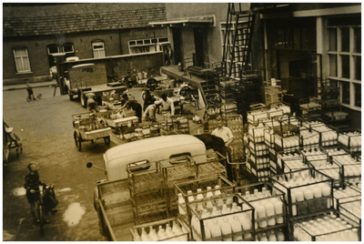253107 Het laden en lossen van de karren, bakfietsen en vrachtwagens bij melkfabriek Hemepro aan de Beelsstraat, 1955 - 1965