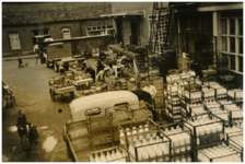 253107 Het laden en lossen van de karren, bakfietsen en vrachtwagens bij melkfabriek Hemepro aan de Beelsstraat, 1955 - 1965