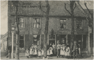 253279 De winkel In Den Moriaan van H. Kuipers v.d. Heuvel, Rijkesluisstraat. Met rechts vooraan dhr. Kuipers, 1910