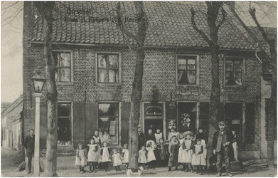 253279 De winkel In Den Moriaan van H. Kuipers v.d. Heuvel, Rijkesluisstraat. Met rechts vooraan dhr. Kuipers, 1910