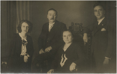 253813 Familie Lenaerts met v.l.n.r. Maria Henrica van Moll, Ties en Anny Leonardus Wilhelmus (Willem) Lenaers, 1931