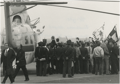253964 Bezoek paus Johannes Paulus II aan Nederland: Een laatste groet van de Paus bij vertrek van Eindhoven Airport, ...