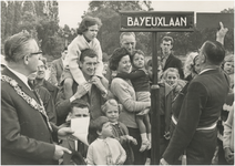 253965 Onthulling van het straatnaambordje Bayeuxlaan ter gelegenheid van de 20ste bevrijdingsherdenking, 19-09-1964