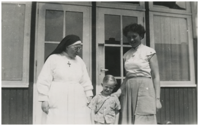 254073 Serie van 31 foto's uit het album van Zuster Aloysio tijdens haar werkzaamheden aan de rooms katholieke ...