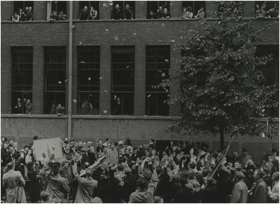 254095 50-jarig bestaan van Philips : Het begroeten van feestvierende Philipsmedewerkers door Frits Philips, 23-05-1941