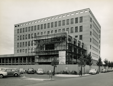 255656 Het bouwen van het (hoofd) postkantoor aan het Stationsplein, 1957 - 1960