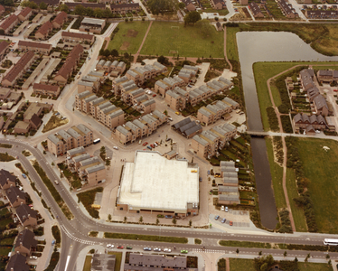 255661 Luchtfoto van Winkelcentrum De Achtste Barrier en omgeving, 1980 - 1985