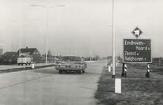 195804 Auto's op de vandaag geopende E-38, rijksweg Eindhoven - Tilburg, links-achter R.K. Sint-Trudokerk van Strijp, ...