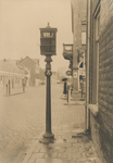 195813 Stoplicht op de hoek Keizersgracht - Grote Berg, gezien richting Sint-Joriskerk, 1930-1931