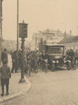 195814 Fietsers en een auto bij het stoplicht hoek Keizersgracht - Grote Berg richting Philips, 1930-1931