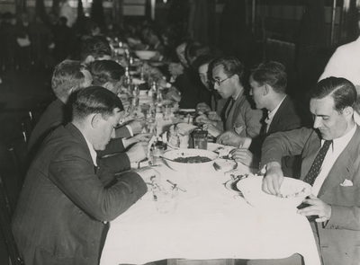 195853 Mannen aan een gedekte tafel, 04 - 1937