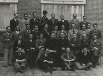 195855 Groep naar Eindhoven gevluchte Spanjaarden met twee priesters, 04 - 1937
