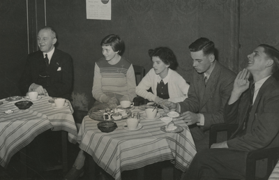 195856 Burgemeester Kolfschoten aan de koffie met vier middelbare scholieren; twee mannen en twee vrouwen , 1947