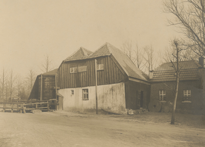 195882 Panden van de Gennepermolen, links een bruggetje, rechts tegen de muur enkele molenstenen, 1926-1930