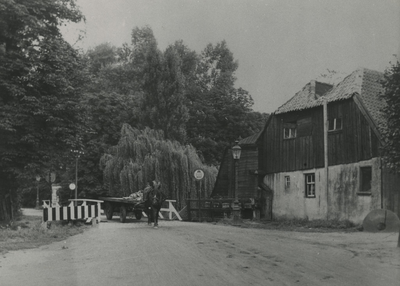 195888 Paard en wagen op de brug over de Dommel, rechts een lantaarnpaal voor de Genneper - Watermolen, 1936 - 1940