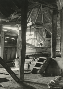 195926 Verval in de molen, 09-1962