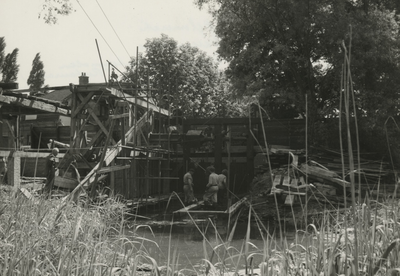 195935 Timmermannen aan het werk met hun voeten in de Dommel, 05-1963