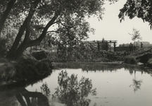 195936 Drie mannen plaatsen de sluizen in de Dommel bij de Genneper - Watermolen, 05-1963