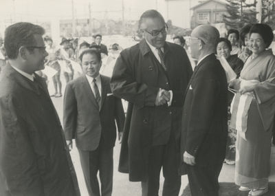 198640 Toeschouwers; als burgemeester Witte de hand schudt van een Japanse heer, dames in streek-gebonden kleding, 04-04-1970
