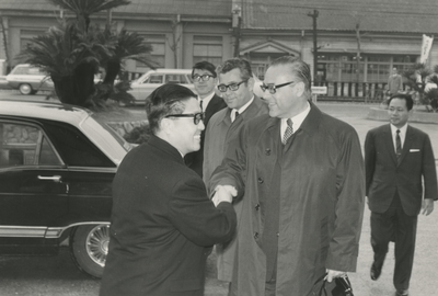 198642 Verwelkoming van de Eindhovense gemeente delegatie, burgemeester Witte schudt de hand van een Japanse heer, 04-04-1970