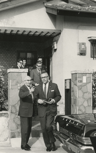 198647 Het verlaten van een huis door burgemeester Witte en wethouder van der Kruijs in gezelschap van Japanse ...