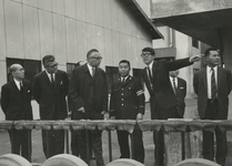 198648 Het rondleiden door de Japanse gastheer: burgemeester Witte en wethouder van der Kruijs vol aandacht voor wat ...