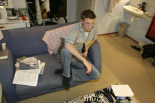 13514 Eindhovense TU student in zijn kamer in een studentenhuis, 2003