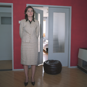 13545 Een jonge advocate thuis in haar werk outfit, 2003