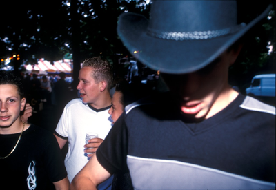 13593 Jongeren op een line-dance feest in de wijk acht, 2003