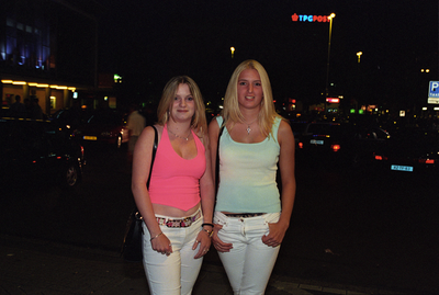 13619 Twee meisjes, zaterdagavond op het Stationsplein, 2003