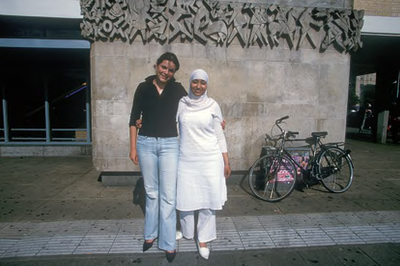 13620 Twee meisjes op het Stationsplein, 2003