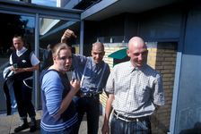 13655 Bezoekers van een housefeest in de Effenaar, gefotografeerd op het Stationsplein voor aanvang van van het feest, 2003