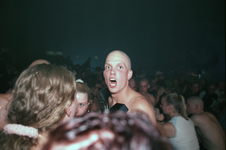 13656 Bezoekers van een housefeest in de Effenaar, 2003