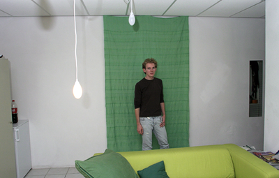 13676 Een student aan de Designacademie, gefotografeerd in het studenhuis waar hij woont, 2003