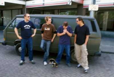 13679 Jongeren met hun Volkwagen busje bij het Stratumseind, 2003