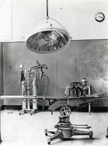 263 Een operatiekamer in het St. Josephziekenhuis, aan de Aalsterweg 259, 06-1932