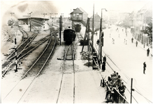 400 Het rangeerterrein met station en seinhuis, gezien vanaf de Voetgangersbrug. Met geheel rechts de Parallelweg, 08-1932