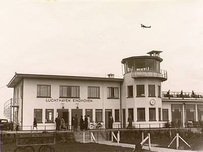 2320 De opening van het luchthavengebouw op vliegveld Welschap. Met links op de voorgrond een KLM-kar en rechts voor ...