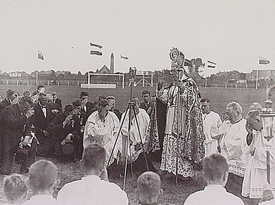 2342 De officiële opening van het R.K. Sportpark Brabantia aan de Botenlaan; inzegening door bisschop Diepen met in het ...