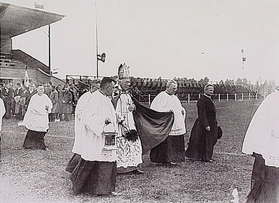 2343 De officiële opening van het R.K. Sportpark Brabantia aan de Botenlaan; inzegening door bisschop Diepen, 06-09-1936