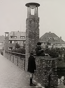 25030 Vissende kinderen op de Elzentbrug, 1935