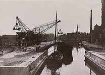25579 Het laden of lossen van schepen met behulp van twee hijskranen, circa. 1931