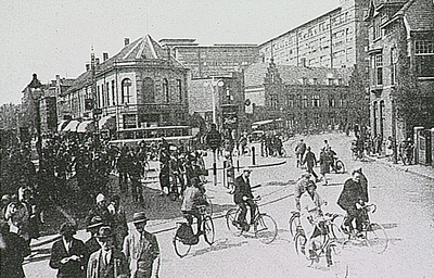 25849 Verkeersdrukte: het uitgaan van de Philipsfabrieken, gezien vanaf de Keizersgracht, 1930