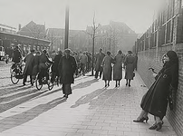 25856 Verkeersdrukte: het uitgaan van de Philipsfabrieken. De twee dames rechts staan op de Emmasingel tegen de muur ...