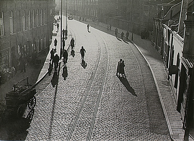 25857 Panorama van de Emmasingel met in het midden de tramrails, 11-1935